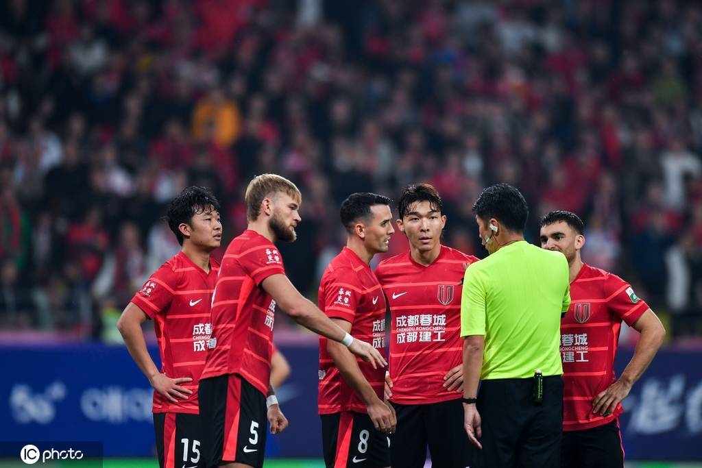 热议中超争冠：阿森纳都要夺冠了 申花国安还要多久